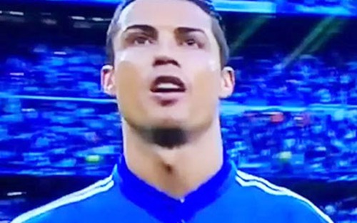 Ronaldo 'yêu đời', hăng hái hát hết bài ca truyền thống Champions League