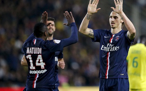 Ibrahimovic xỏ háng đối thủ để kiến tạo cho đồng đội ghi bàn