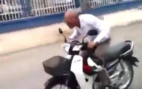 Hoảng hồn với Clip cụ già hóa quái xế vừa nhún nhảy phóng xe vừa chém gió