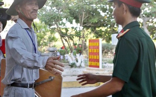 Cả nước hướng ra Biển Đông: Lính đảo thì cười, người ra thăm lại ứa nước mắt...