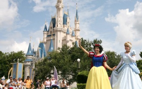 Cựu nhân viên Disney, Universal bị bắt vì lạm dụng trẻ em