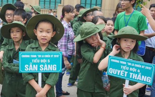 7 - 8 tuổi háo hức đi bộ đội