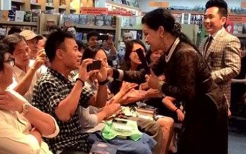 CHÙM ẢNH: Khánh Ly đưa mic cho khán giả hát "Huế, Sài Gòn, Hà Nội"