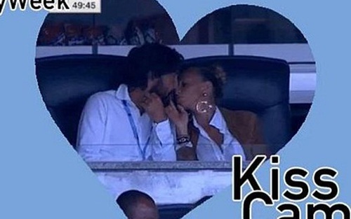 Andrea Pirlo hôn vợ say đắm khi xem bóng đá ở Mỹ
