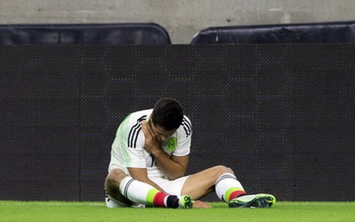 Chicharito gãy xương đòn phải, bỏ lỡ Gold Cup cùng tuyển Mexico
