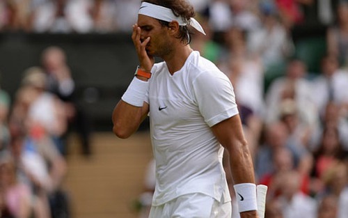 CHÙM ẢNH: Nadal ôm mặt thất thần trước 'dị nhân tóc dài' Dustin Brown