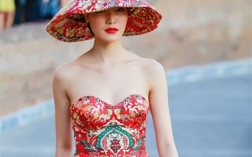 Áo dài Hoa hậu Thùy Dung mặc bị cho là giống Trung Quốc