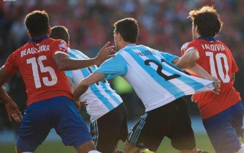 SỐC: Pastore... tự kéo áo mình để kiếm penalty cho Argentina nhưng không thành