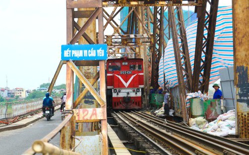 Cầu Long Biên hơn trăm tuổi đang được 'tiếp sức'