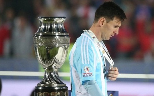 CẬP NHẬT tin tối 9/7: Messi bị ông nội chê là 'lười nhác'. Van Persie kiểm tra y tế, chuẩn bị đến Fenerbahce
