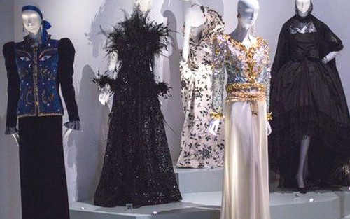 Triển lãm Yves Saint Laurent ở Anh: Vẫn là 'vua' làng thời trang