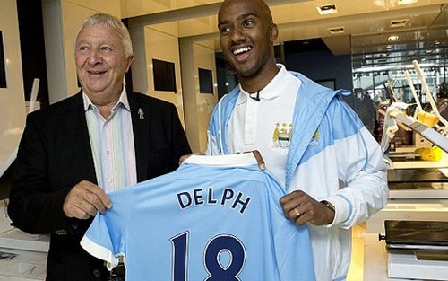 Fabian Delph CHÍNH THỨC gia nhập Man City sau khi thề thốt... trung thành với Villa