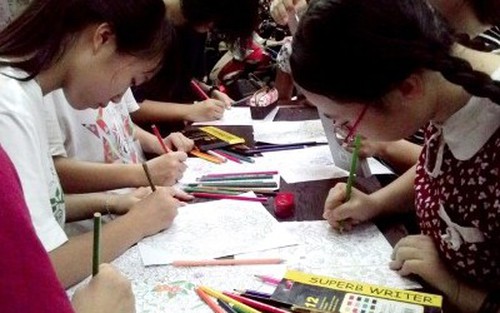 Giới trẻ hào hứng thi tô màu