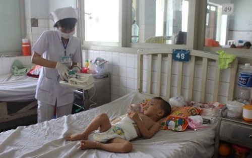 Một bé trai 3 tuổi bị cha dượng đạp vỡ đại tràng