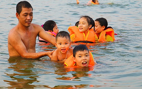 Hồ Linh Đàm trở thành... công viên nước, bất chấp nguy hiểm