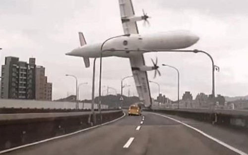 Máy bay đâm vào nhà dân ở Tokyo, Nhật Bản