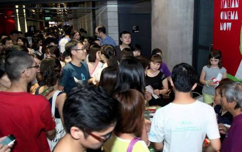 Dư âm LHP Moviemov ở Việt Nam: Xã hội đầy vấn đề, nhưng không thiếu những tràng cười