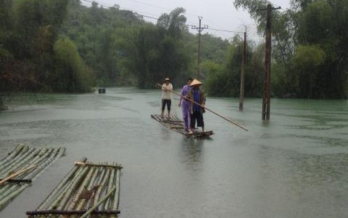 Giao thông trong cơn mưa lụt: Bè tre 'lên ngôi', xe máy, ô tô xếp xó