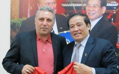 Hristo Stoichkov: 'Louis van Gaal đang phá hủy Man United'