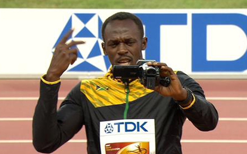 Khoảnh khắc Usain Bolt tự sướng trên bục vinh quang