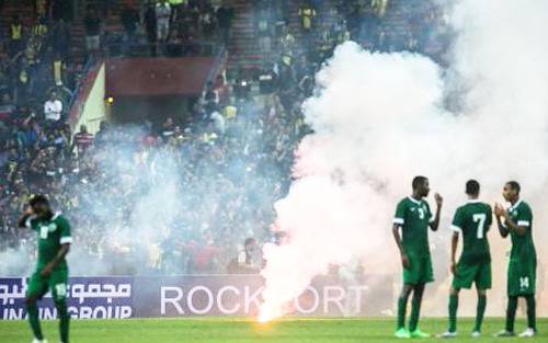 Hoãn trận Malaysia-Saudi Arabia do CĐV làm loạn