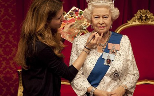 Gắn thêm hàng ngàn viên kim cương vào tượng sáp Nữ hoàng Elizabeth II