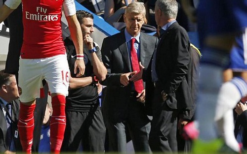 Rất MOURINHO: Chắn đường, buộc Wenger miễn cưỡng phải bắt tay