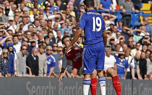 Cộng đồng mạng: 'Costa là thằng tồi'. 'Cần phải treo giò cả đời'. 'Wenger sẽ hỏi thăm hắn'