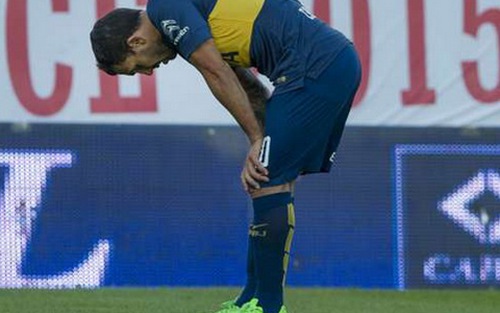 Trận đấu của Carlos Tevez: Lập 'siêu phẩm' rồi đạp gãy chân đối thủ