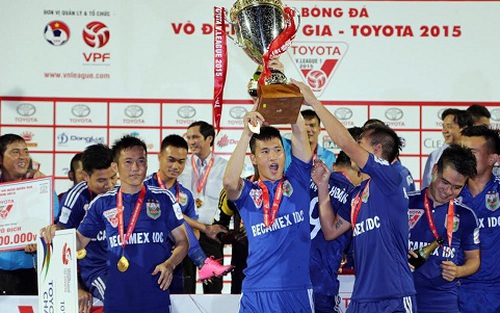 CHÙM ẢNH: Công Vinh nâng cao chức vô địch V-League 2015 với đồng đội