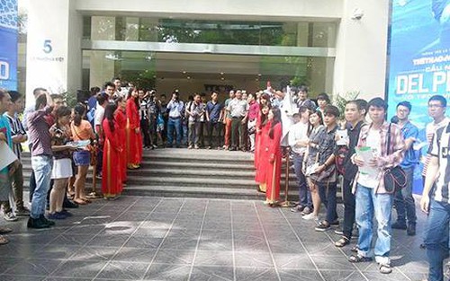 Đoàn cán bộ hưu trí Bộ công an thăm và tặng quà nữ cầu thủ Lê Thị Thu