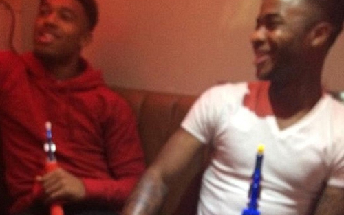 Raheem Sterling bị bắt gặp đang hút shisha