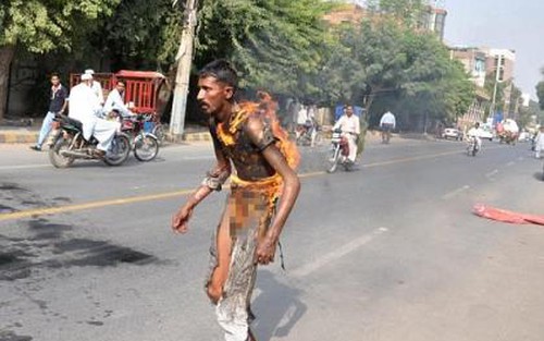 Sốc với cảnh anh thanh niên Pakistan bốc cháy trên phố