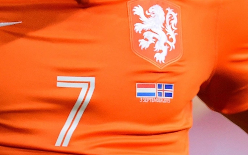Memphis Depay mặc nhầm áo khi thi đấu cho tuyển Hà Lan