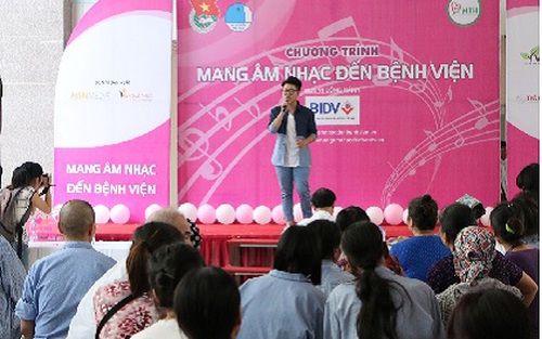 Quán quân Đức Phúc 'rủ' Mỹ Tâm mang âm nhạc đến bệnh viện