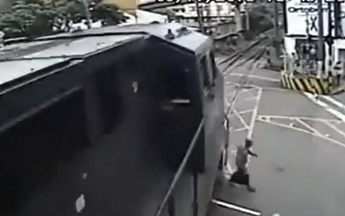 VIDEO: Rụng rời cảnh ông lão 'điếc không sợ tàu hỏa'