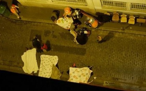 Khủng bố tại Paris: Cả chục vụ nổ, người dân phải ở trong nhà, biên giới quốc gia sắp phải đóng