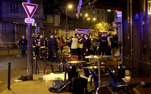 VIDEO khủng bố Paris: Hàng chục tiếng nổ 'trước mũi xe cảnh sát', hàng loạt nạn nhân quằn quại trên hè phố