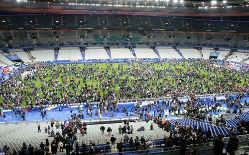 CĐV hát quốc ca Pháp sau vụ khủng bố ở Paris