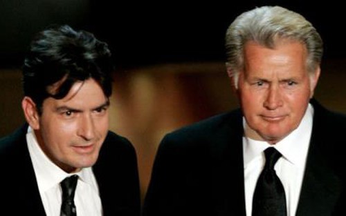 Cha Charlie Sheen ca ngợi con trai “can đảm” thừa nhận nhiễm HIV