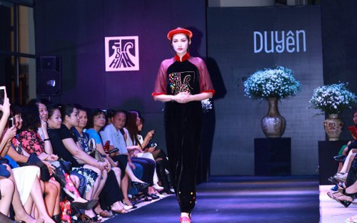 Người mẫu mặc áo tứ thân đi chân đất, guốc mộc trong show 'Duyên'