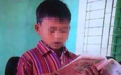 Học sinh cầm sách 'ngược’ - trong cái dở, có điều hay