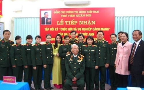 Tổng cục Chính trị tiếp nhận hồi ký 'Cuộc đời và sự nghiệp cách mạng' của Đại tướng Lê Đức Anh