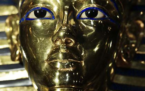 Mặt nạ vàng của vua Tutankhamun trở lại bảo tàng sau khi được gắn lại râu