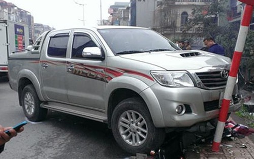 Xe bán tải tông trực diện xe máy khiến một phụ nữ tử vong