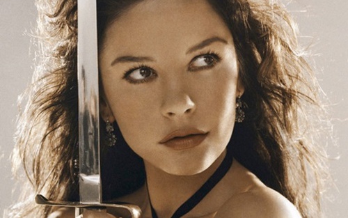 Mỹ nhân Catherine Zeta-Jones tố cáo Hollywood bạc tình, chạy theo... gái trẻ