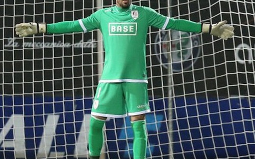 VIDEO: Valdes cuốc bộ qua đường lầy lội tới SVĐ của Standard Liege