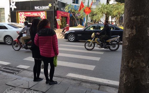 Người đi bộ ở Hà Nội... muốn khóc!