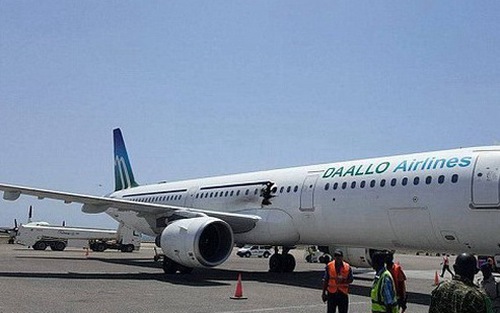 VIDEO: Nổ ở 4200m, máy bay Somalia hỗn loạn, hành khách bốc cháy rơi ra ngoài