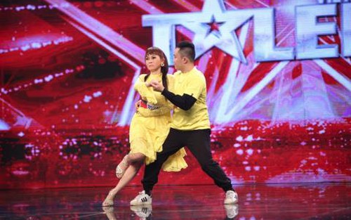 Trấn Thành rơi nước mắt nhìn con trai dìu mẹ khiếm thị khiêu vũ trên sân khấu Got Talent